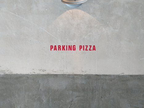 Parking Pizza, entrance
